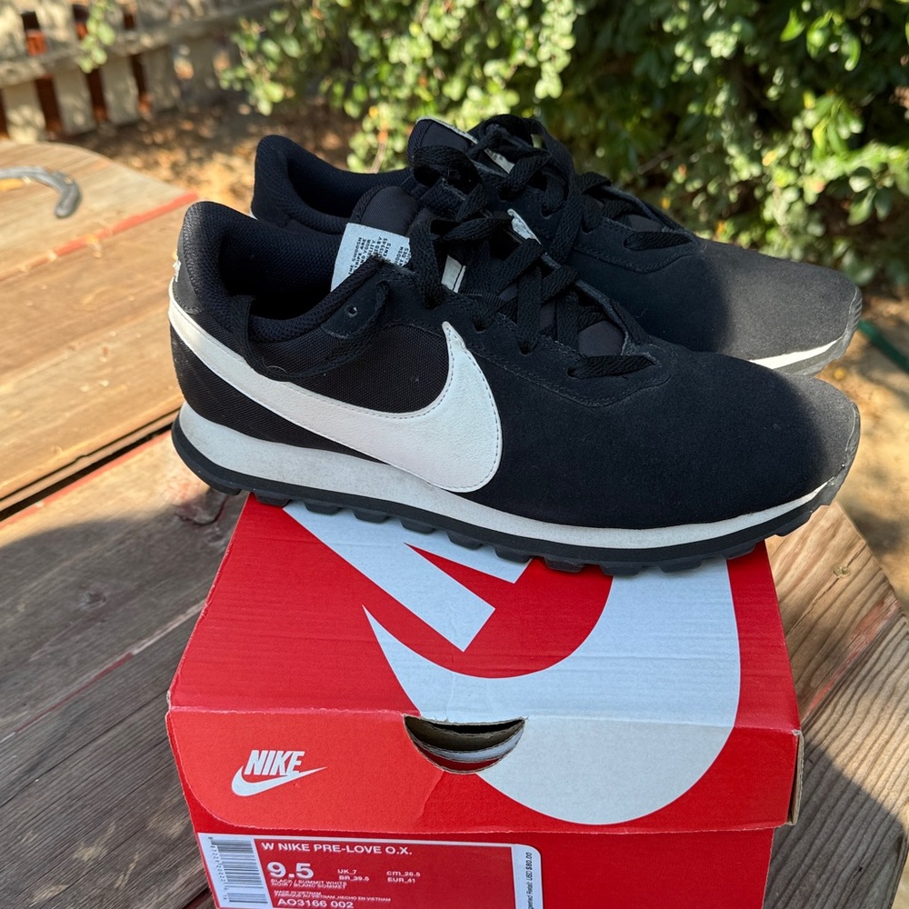 Nike Pre Love XO Black and White Running Shoes size 9.5 - Picture 3 of 4